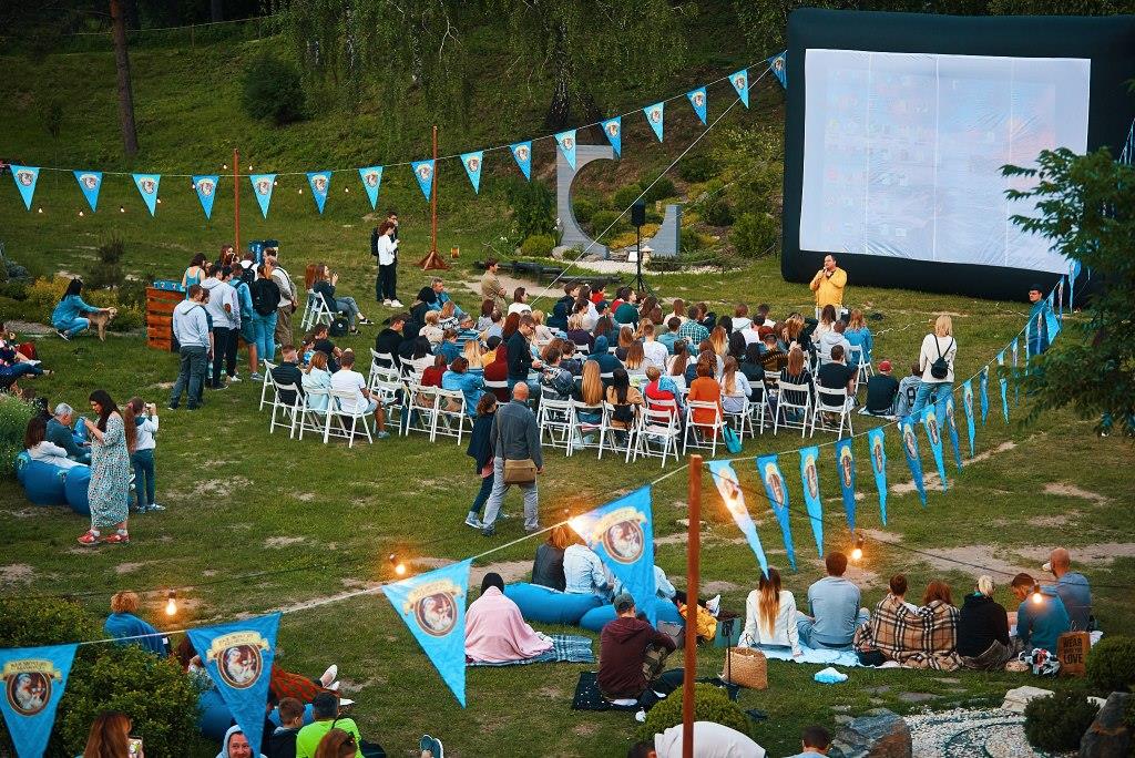 Александр Педан и Юрий Ткач посетили бесплатные кинопоказы под открытым небом.